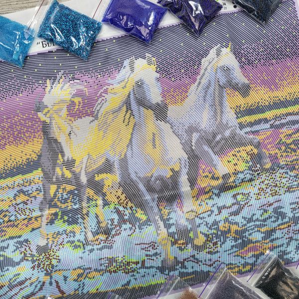 BT576 Белая тройка лошадей, набор для вышивки бисером картины BT576 фото