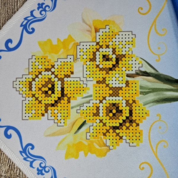ХВБ_025 Kerchief for a bouquet with daffodils (19*26 cm), bead embroidery kit