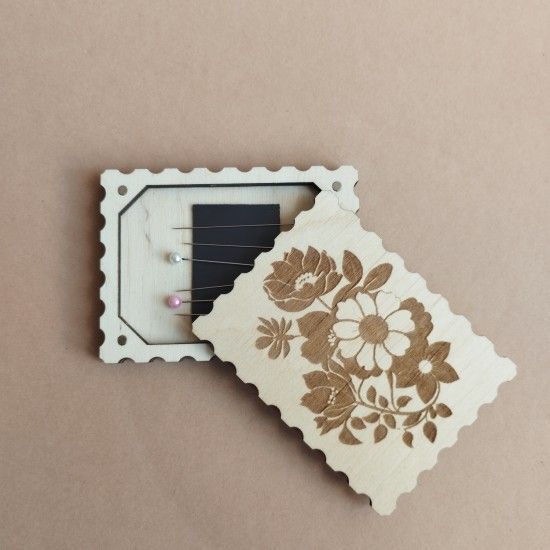 060653 Wooden needle case Flowers with a magnetic strip for needles