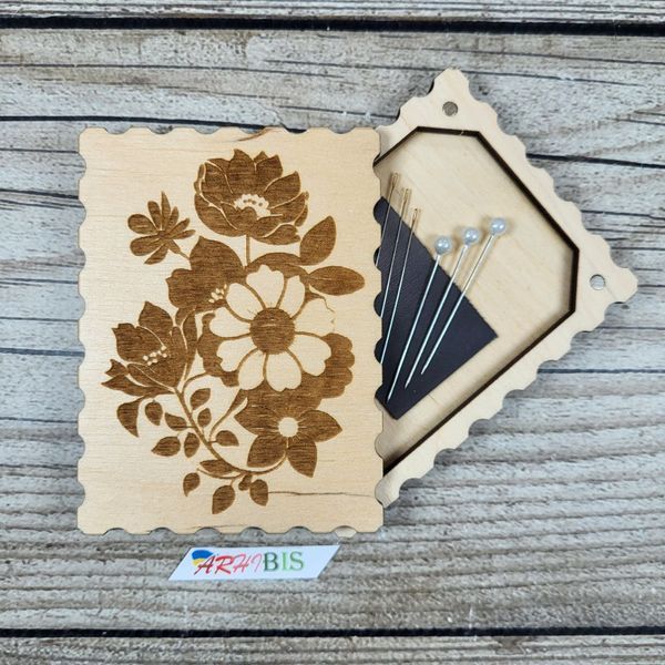060653 Wooden needle case Flowers with a magnetic strip for needles